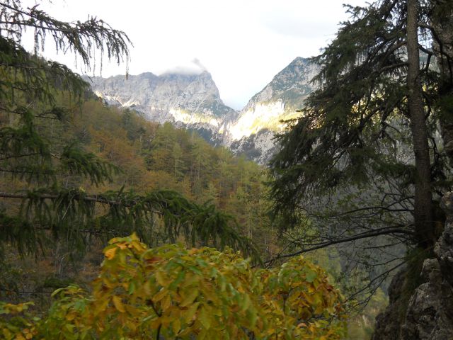 Razgled iz poti na Ojstrico (levo) in Krofičko (desno)