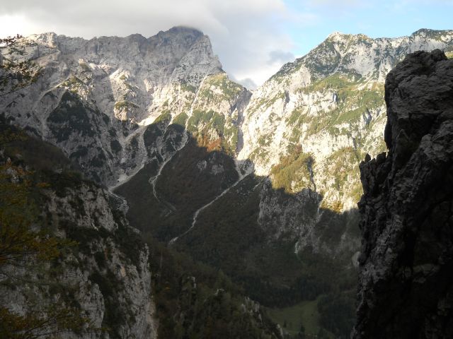 Razgled iz poti na Robanov kot, Ojstrico (levo) in Krofičko (desno)