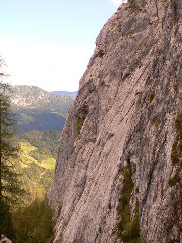 Pogled iz poti na strme stene Križevnika