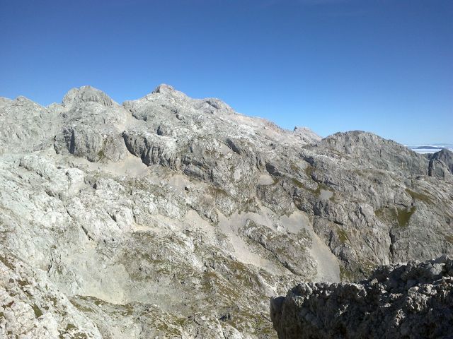 Razgled iz sedla na Mišelj konec, Triglav, Rjavino in Škednjovec (od leve proti desni)