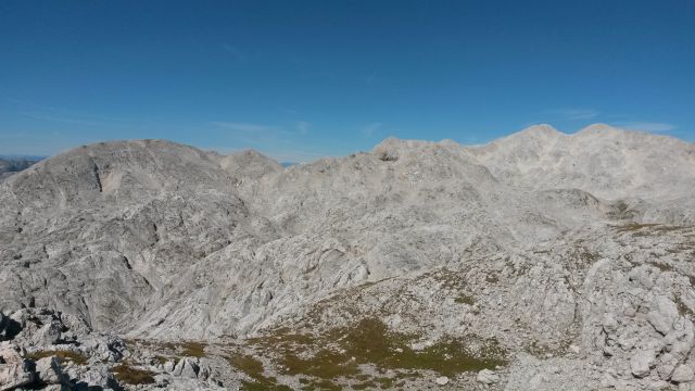 Razgled iz vrha na Vršake (levo) in Kanjavec (desno)