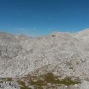 Razgled iz vrha na Vršake (levo) in Kanjavec (desno)