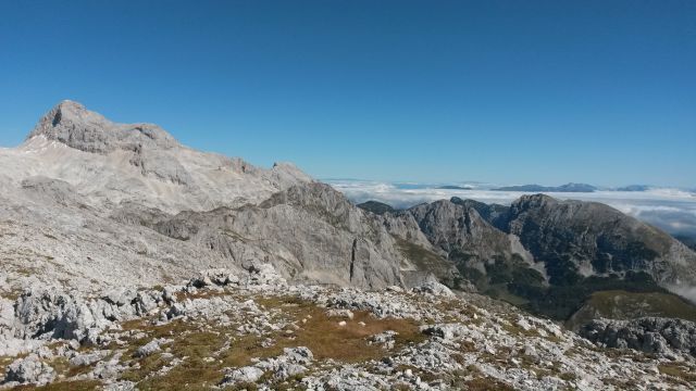 Razgled iz vrha na Triglav, Mišelj vrh, Vernar in Tosc (od leve proti desni)