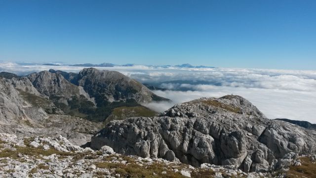 Razgled iz vrha na Vernar, Tosc in predvrh Debelega vrha (od leve proti desni)