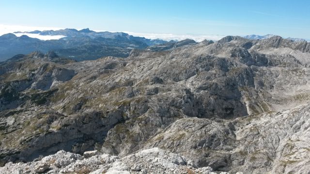 Razgled iz vrha na Vogle (v ospredju), Krn (v ozadju) in Veliko Špičje (desno)