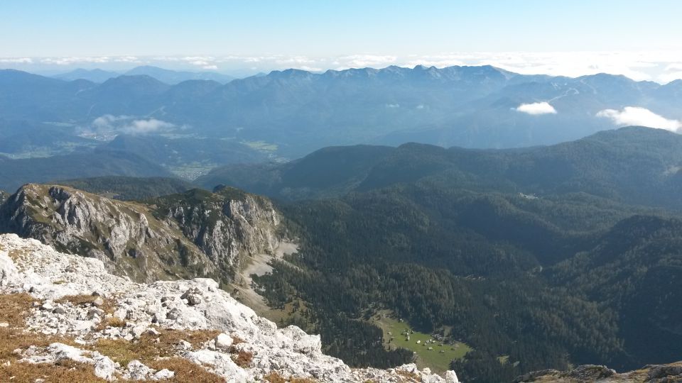 Razgled na Ograde (levo), Planino v Lazu in Bohinjske gore (v ozadju)