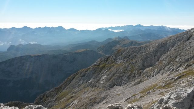 Razgled na Kredo in Slatno (v ospredju) ter Bohinjske gore in Krn (v ozadju)