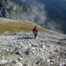Spust iz Debelega vrha in pogled navzdol na Planino v Lazu