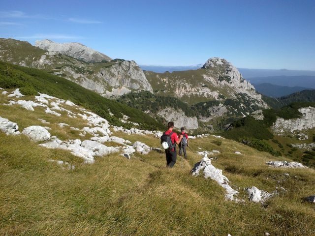 Spust na Lazovški preval (pred nami razgled levo na Tosc, desno Jezerski Stog)