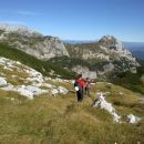 Spust na Lazovški preval (pred nami razgled levo na Tosc, desno Jezerski Stog)