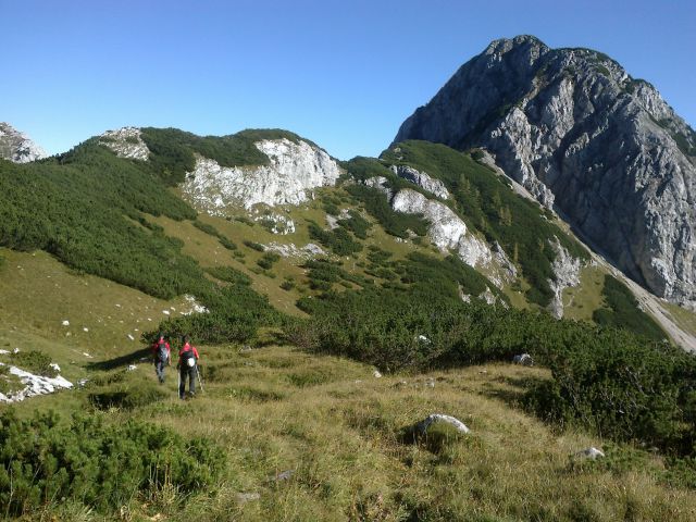 Spust na Lazovški preval in razgled na Ograde