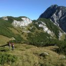 Spust na Lazovški preval in razgled na Ograde