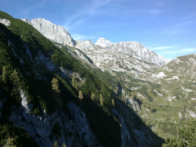 Razgled iz poti na Škednjovec, Triglav in Mišelj vrh (od leve proti desni)