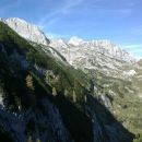 Razgled iz poti na Škednjovec, Triglav in Mišelj vrh (od leve proti desni)
