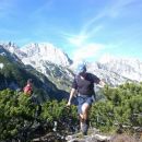Pot na Ograde (zadaj razgled na Mišelj konec, Škednjovec, Triglav in Mišelj vrh)