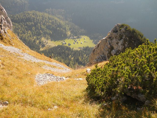 Razgled iz poti navzdol na Planino v Lazu