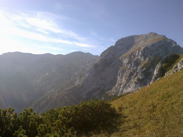 Razgled iz poti na Vogle (levo) in Debeli vrh (desno)
