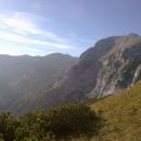 Razgled iz poti na Vogle (levo) in Debeli vrh (desno)