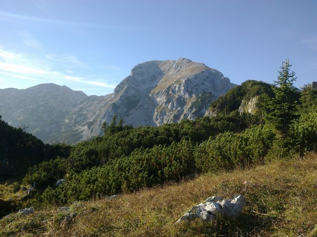 Razgled iz poti na Vogle (levo) in Debeli vrh (desno)