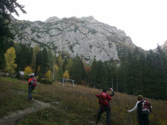 Pot proti koči (pred nami stene Krofičke)