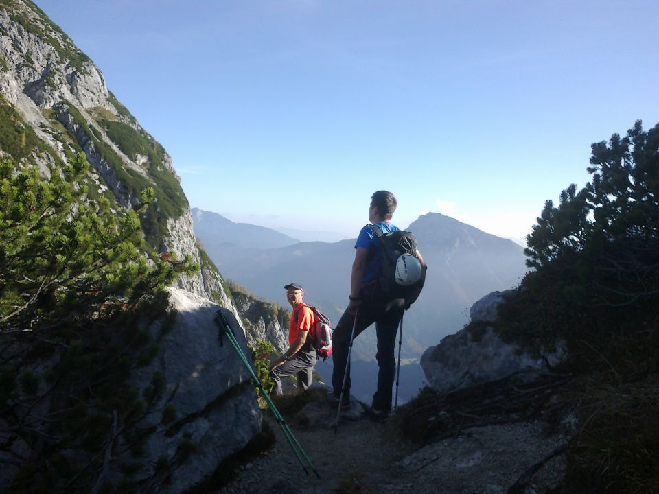 In že smo na sedlu med Krofičko in Ojstrico (pred nami razgled na Raduho)