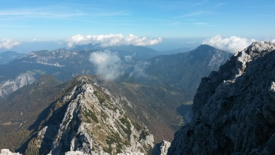 Razgled na Olševo in Peco v oblakih (v ozadju), Krofičko (v ospredju) in Raduho (desno)