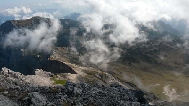 Razgled z vrha na Veliki vrh (Vežo) in celotni JV greben Ojstrice