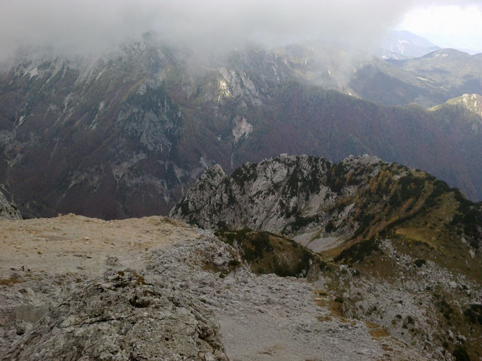 Razgled s poti na našo nadaljnjo pot in Rjavčki vrh