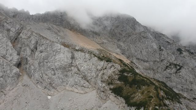 Razgled z vrha na našo prehojeno pot od sedla Škarje in letošnji podor pod Planjavo