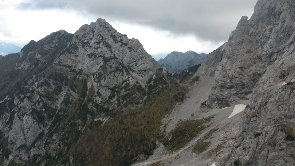 Razgled z vrha na Krofičko (levo) in Križevnik (zadaj desno)