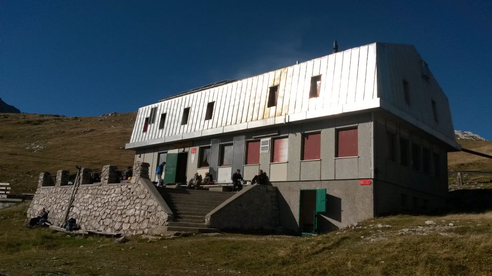 Kamniška koča na Kamniškem sedlu (1864m)