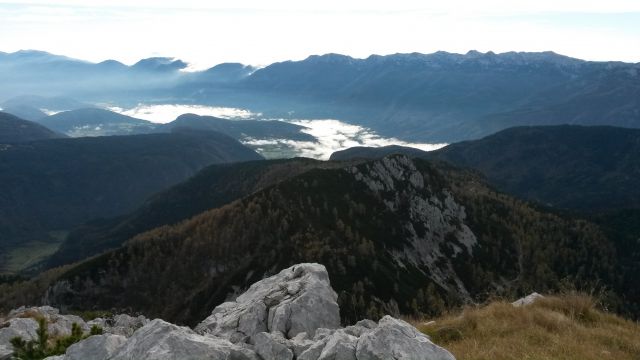 Razgled iz vrha na Krsteniški Stog (v ospredju) in Bohinjske gore (v ozadju)