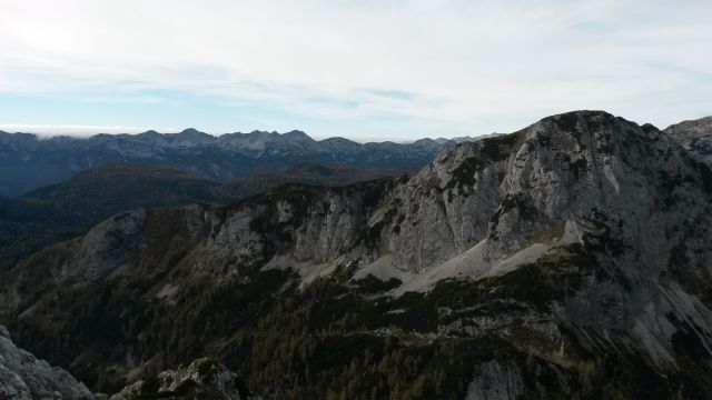 Razgled iz vrha na Bohinjske gore (levo) in Ograde (desno)