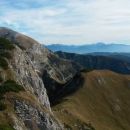 Razgled iz vrha na Evo (v ospredju) ter Tosc, Karavanke in Kamniške gore (v ozadju)