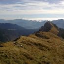 Pot na Prevalski Stog ter razgled nazaj na Jezerski Stog (levo) in Evo (desno)