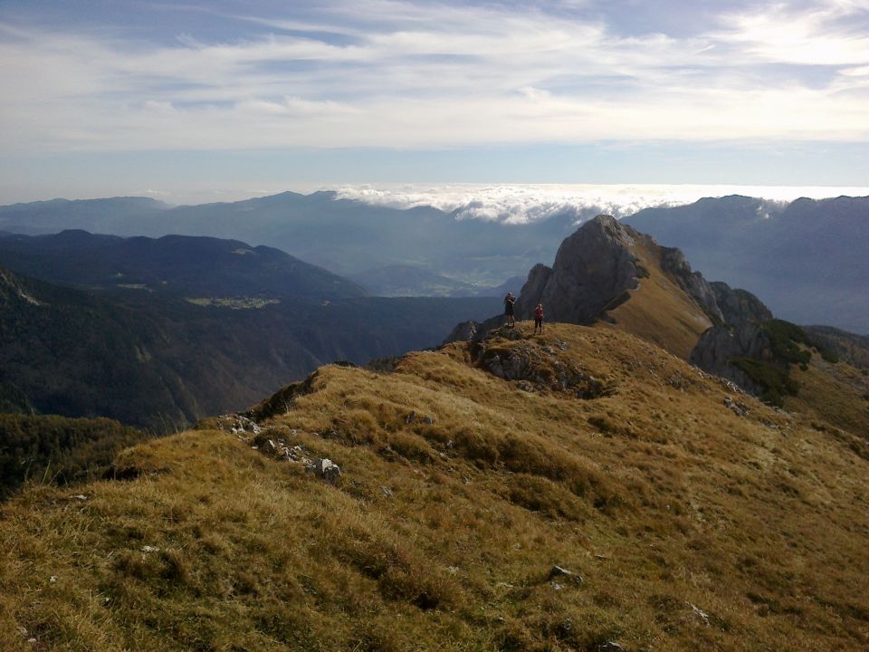 Pot na Prevalski Stog ter razgled nazaj na Jezerski Stog (levo) in Evo (desno)