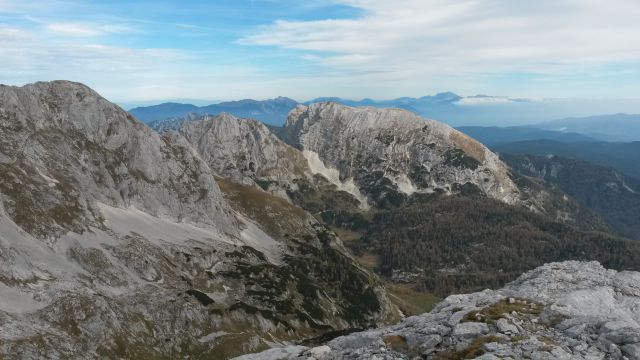 Razgled iz vrha na Mišelj vrh, Vernar in Tosc (od leve proti desni)