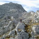 Spust iz Škednjovca po zahodnem grebenu ter razgled na Vrh Hribaric