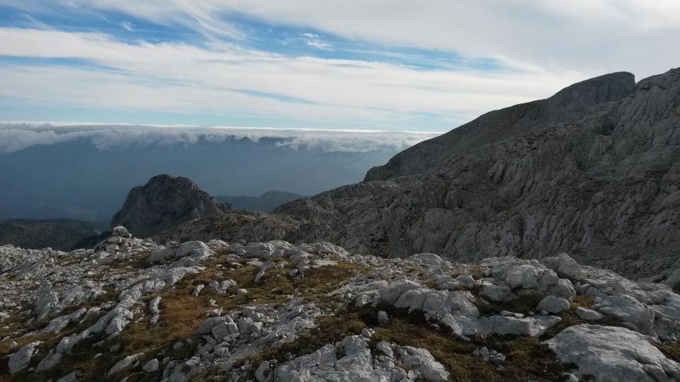 Razgled iz poti na Ograde (levo) in Debeli vrh (desno)