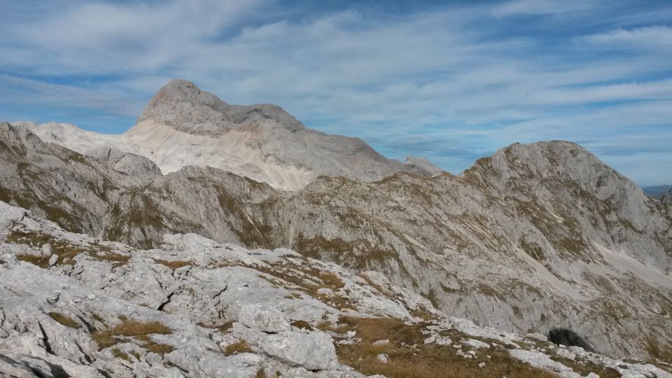 Razgled iz poti na Triglav (levo) in Mišelj vrh (desno)