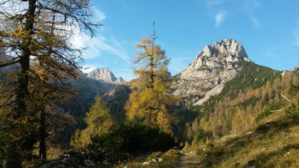 Razgled iz poti nazaj na Škednjovec (levo) in Jezerski Stog (desno)