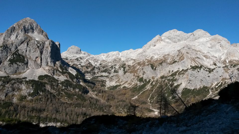 Razgled s poti na Mišelj vrh (levo) in Triglav (desno)