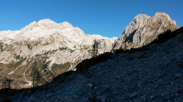 Razgled s poti na Triglav (levo) in Vernar (desno)