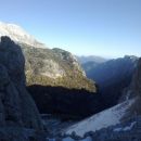 Bohinjska vratca (1979m) ter razgled na Rjavino (levo) in Debelo peč (desno)