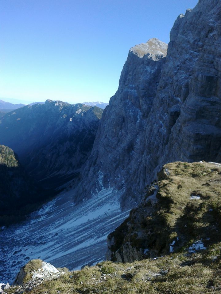 Razgled s poti na Debelo peč (levo) in Veliki Draški vrh (desno)