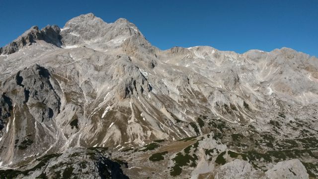 Razgled z vrha na Triglav, Rž in Rjavino (od leve proti desni)