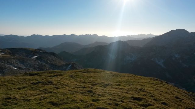 Razgled z vrha na Bohinjske gore (v ozadju) ter Ograde in Debeli vrh (v ospredju)