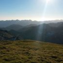 Razgled z vrha na Bohinjske gore (v ozadju) ter Ograde in Debeli vrh (v ospredju)