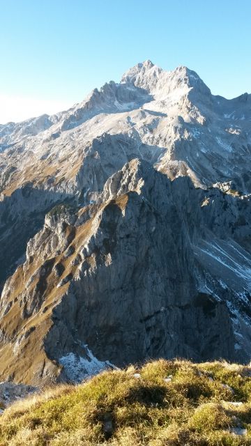 Razgled z vrha na Triglav (v ozadju) in Vernar (v ospredju)
