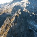 Razgled z vrha na Triglav (v ozadju) in Vernar (v ospredju)